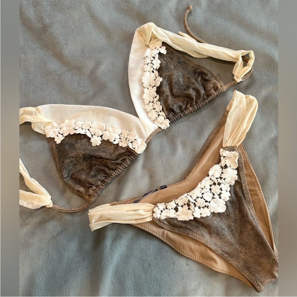 Very rare Beach Bunny Beautiful Stranger Floral Bikini Set in Cream and Brown